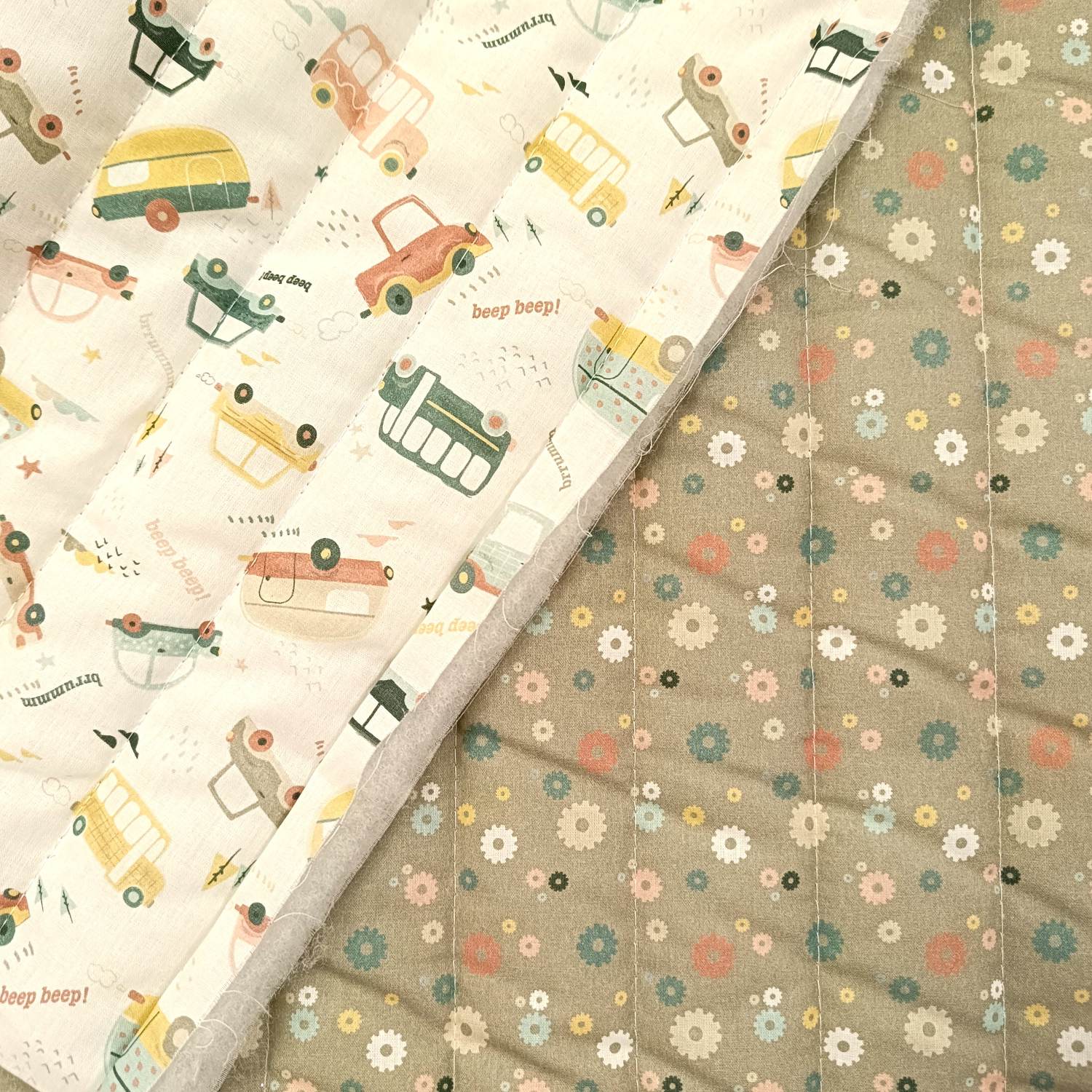 ACOLCHADO REVERSIBLE COCHES-FLORAL - Imagen 2
