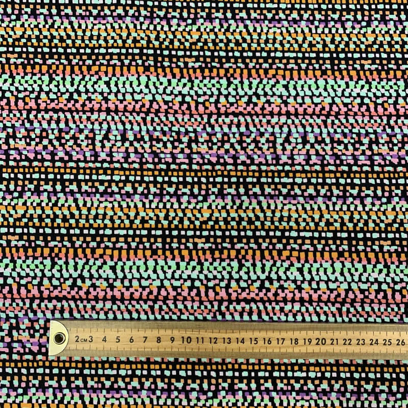 Punto Camiseta Cuadraditos Multicolor Fondo Negro - Imagen 4
