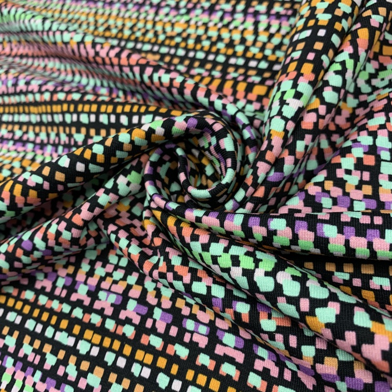 Punto Camiseta Cuadraditos Multicolor Fondo Negro - Imagen 3