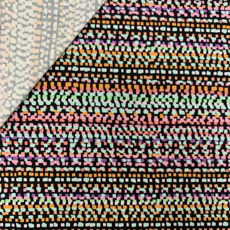 Punto Camiseta Cuadraditos Multicolor Fondo Negro - Imagen 2