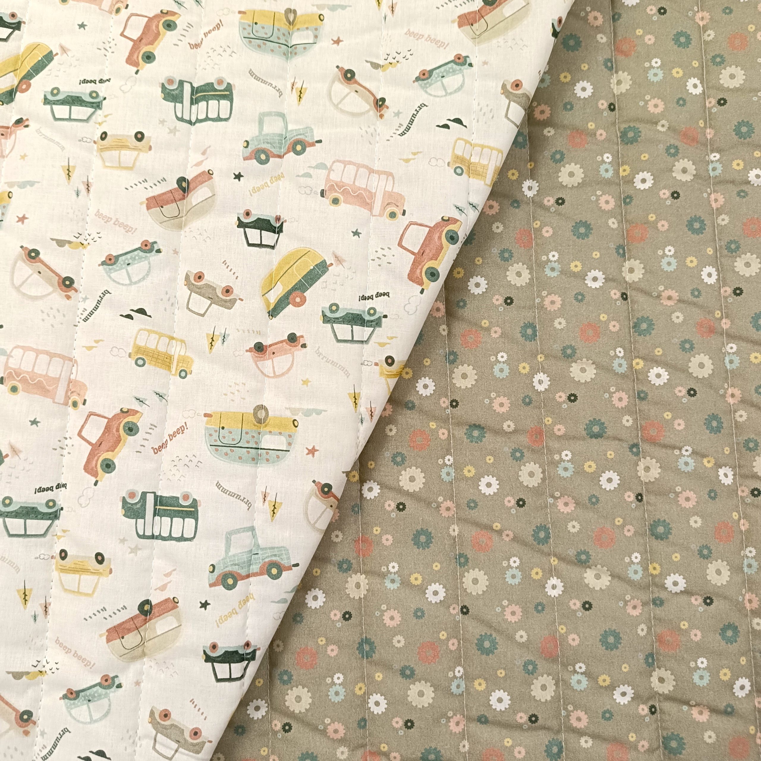 ACOLCHADO REVERSIBLE COCHES-FLORAL