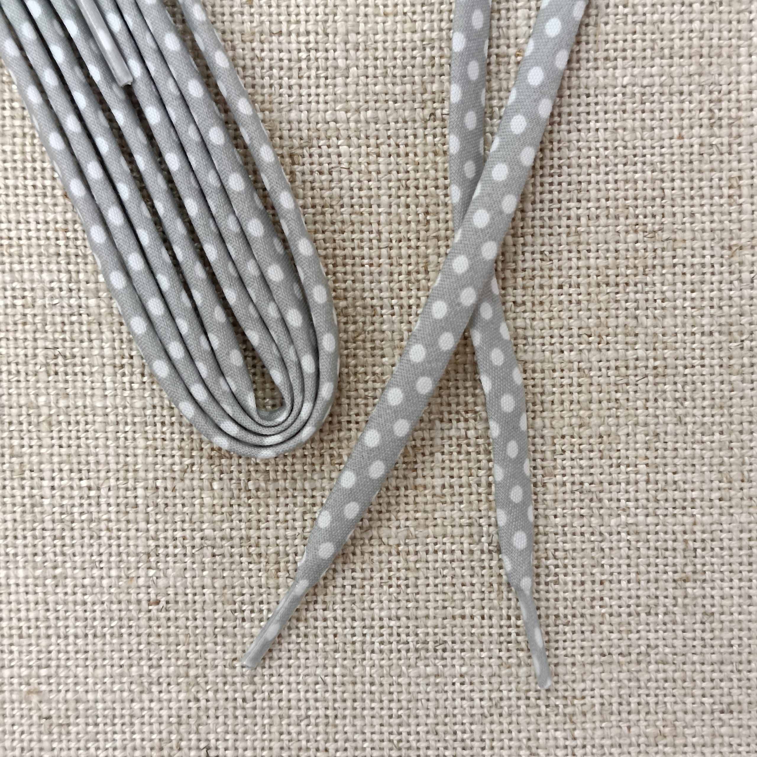 CORDÓN CALZADO GRIS PUNTITOS