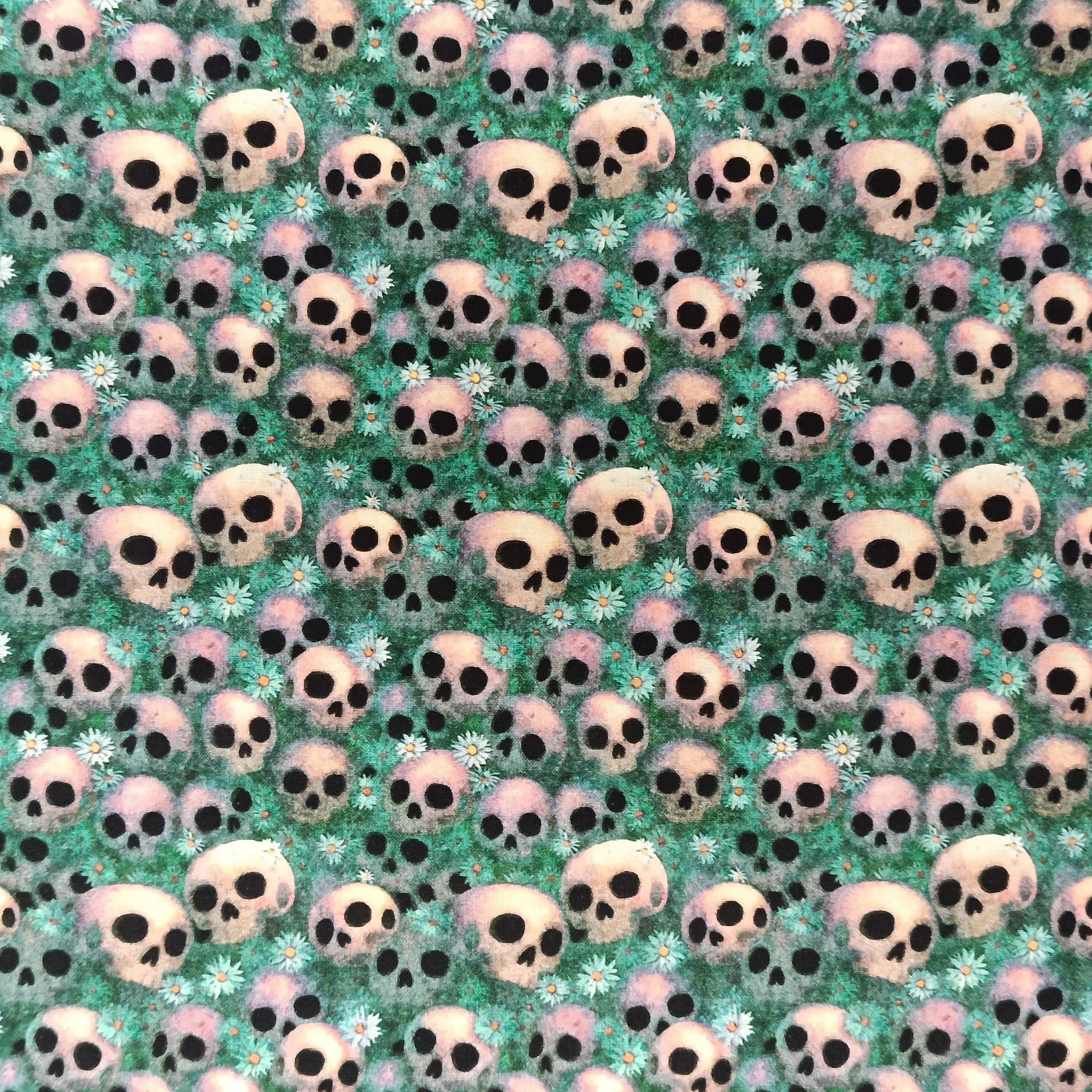 QT FABRICS "WITCHYPOO" - SKULLS